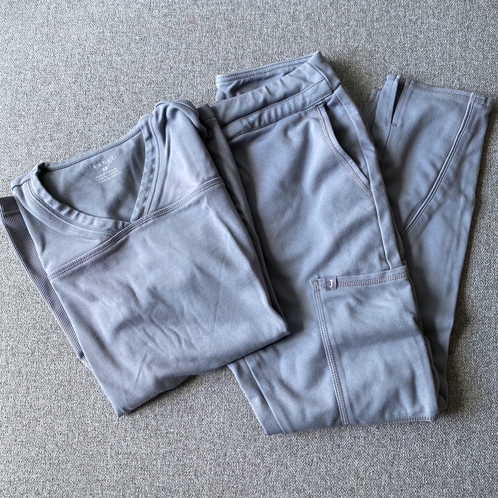 Jaanuu scrubs in grey
